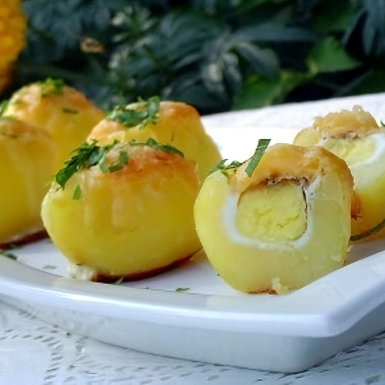 Перепелиные яйца, запеченные в картофеле
