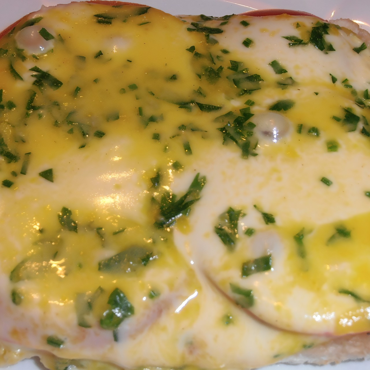 Пикантный бутерброд с анчоусным маслом и помидором