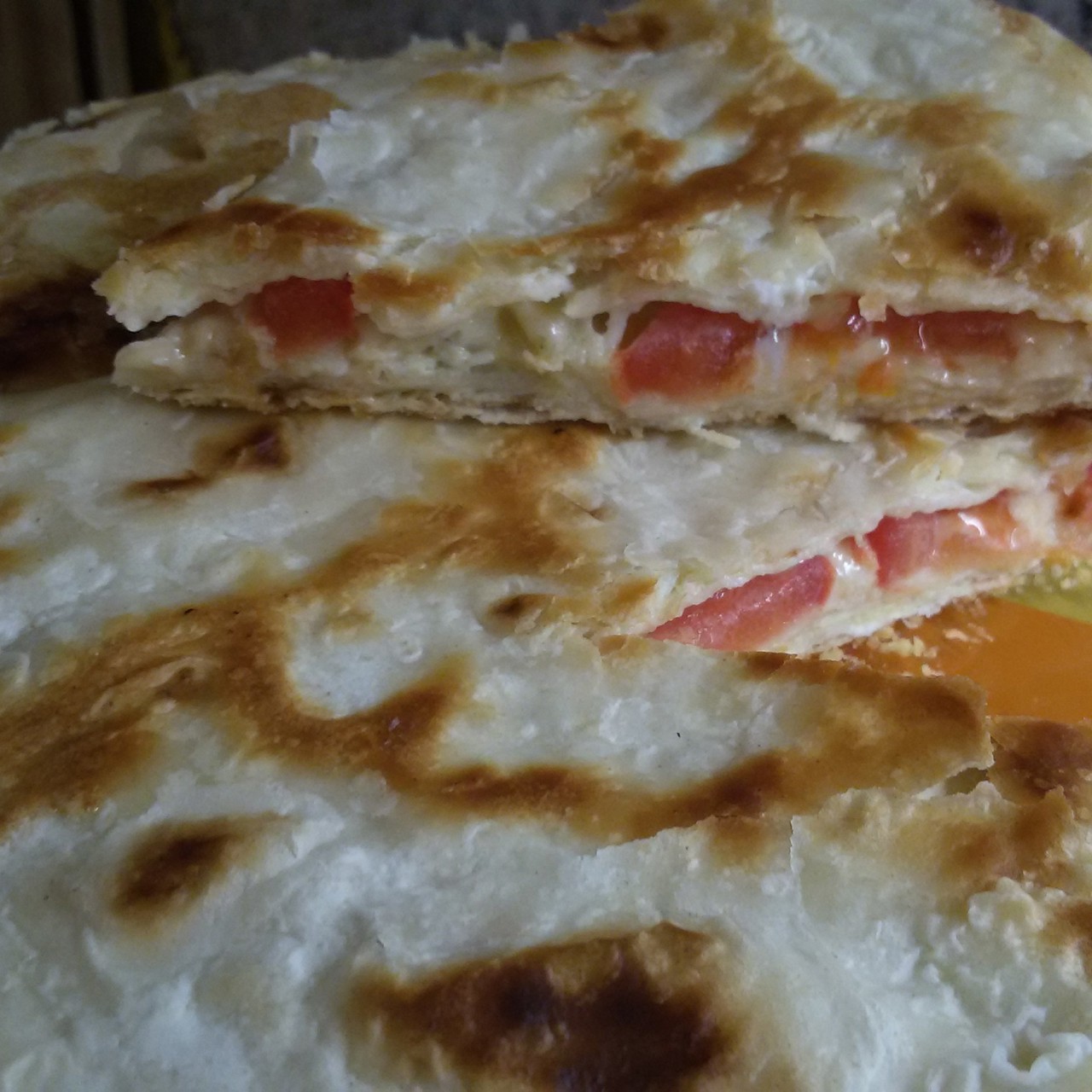 Пирог из лаваша с яйцами, помидором и колбасой