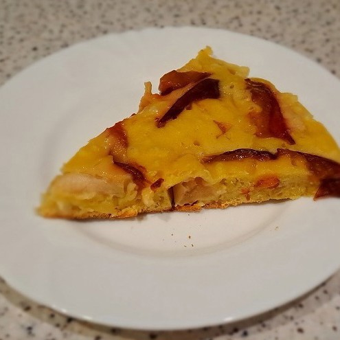 Пирог на сковороде с яблоками и сливами
