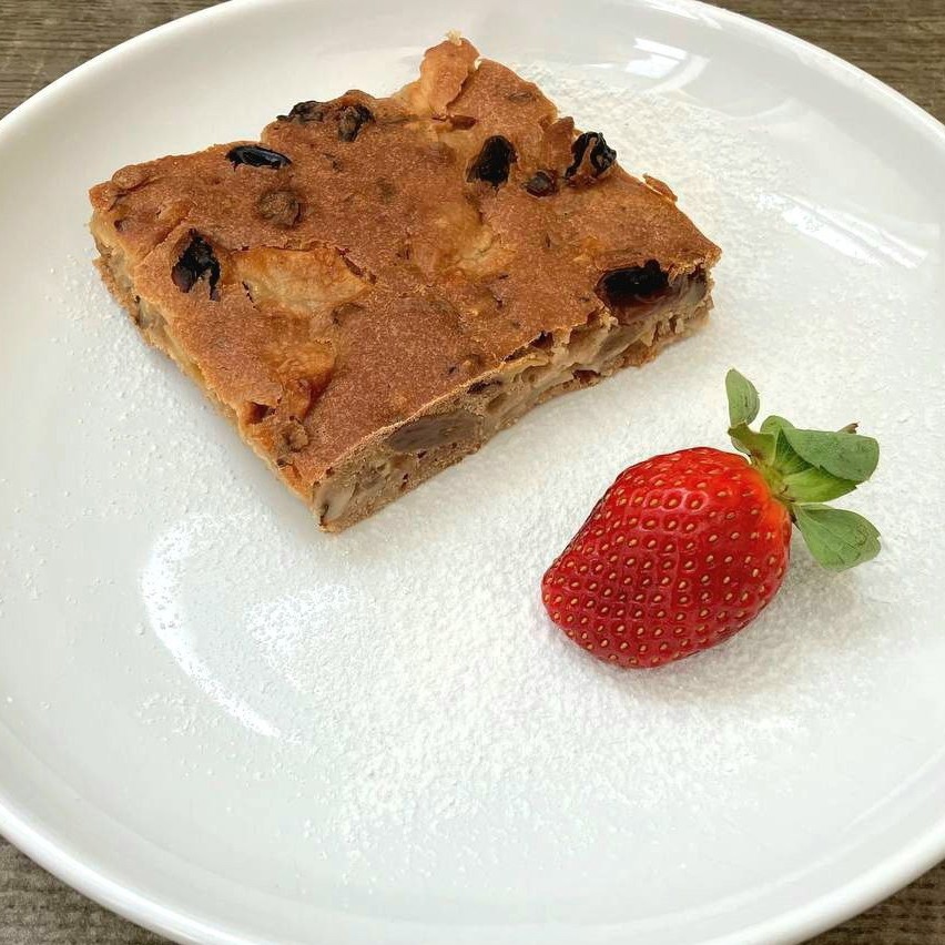 Пирог с изюмом, орехами, яблоками и корицей
