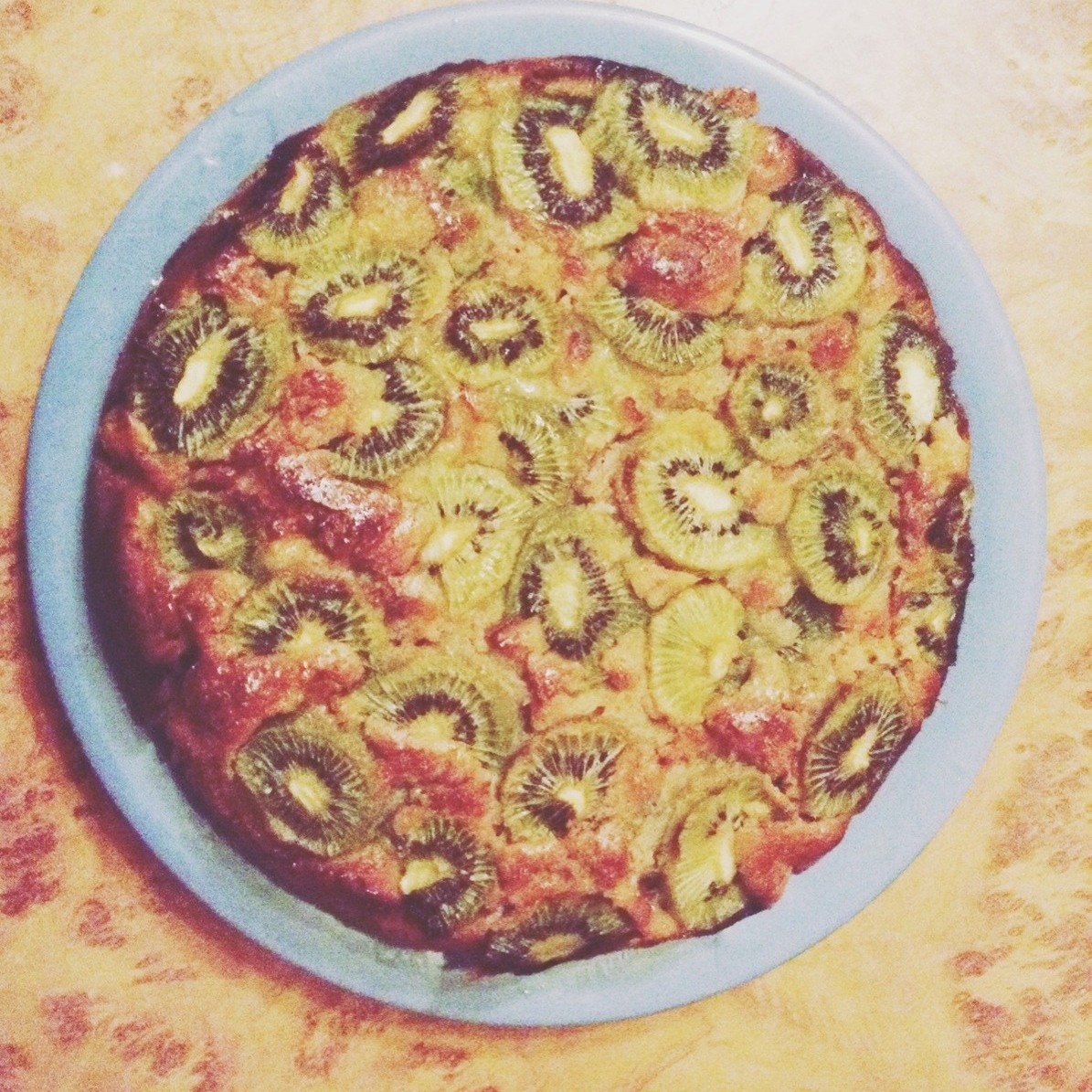 Пирог с киви, яблоками и грецкими орехами