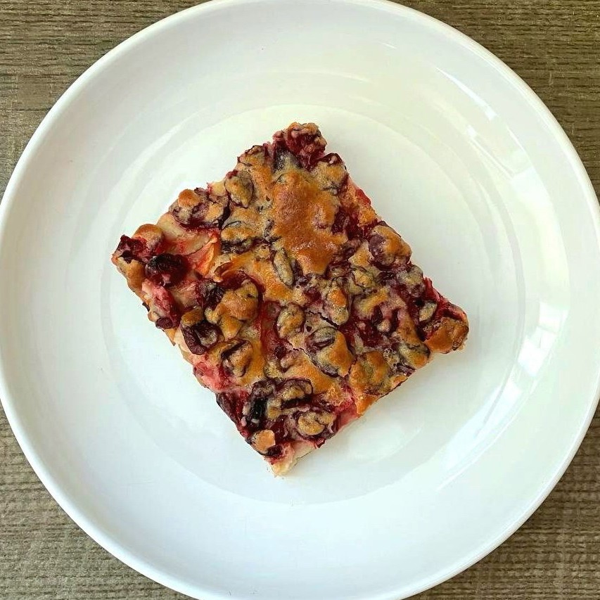 Пирог с пряной вишней и яблоками