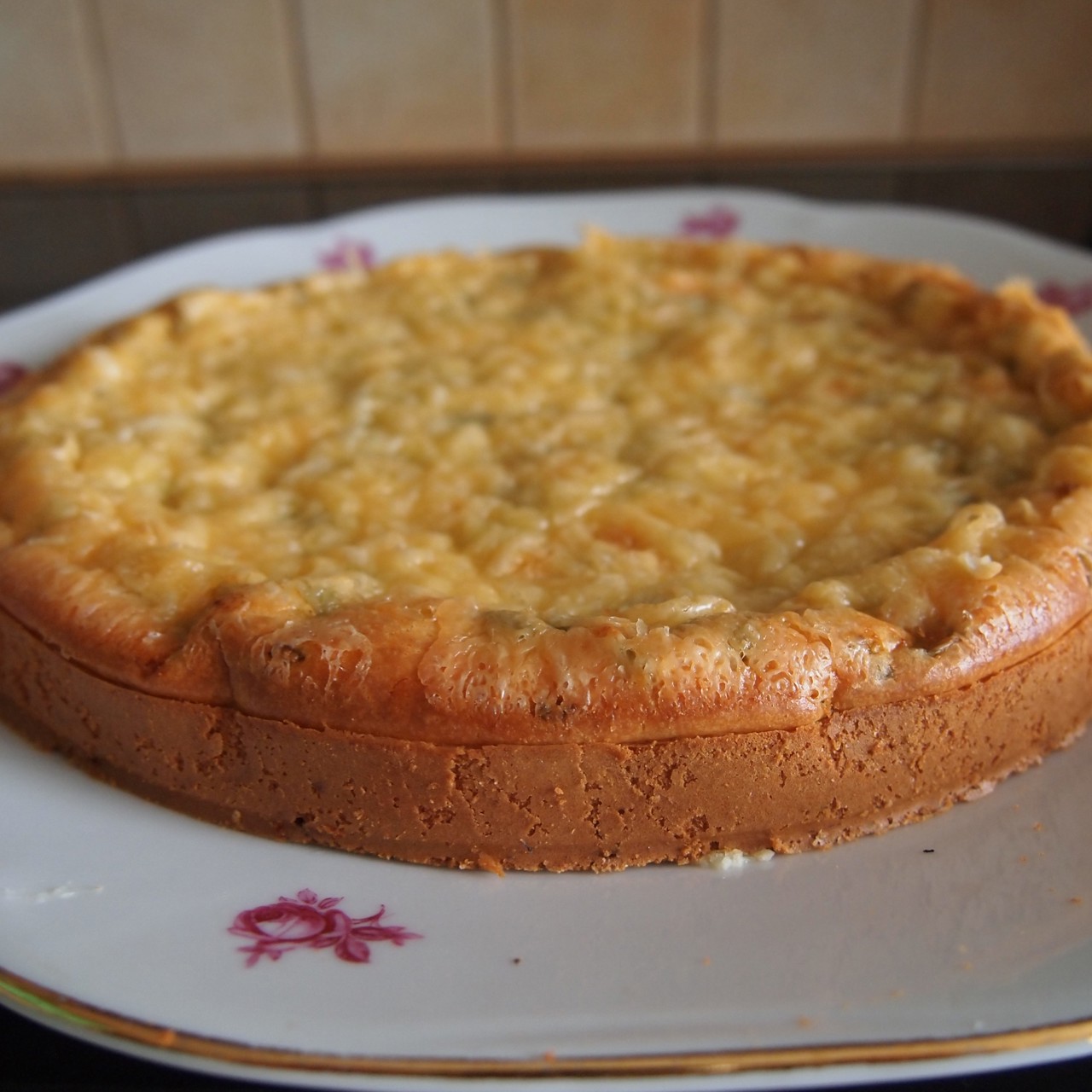 Пирог с зеленым луком, курицей под сырной корочкой