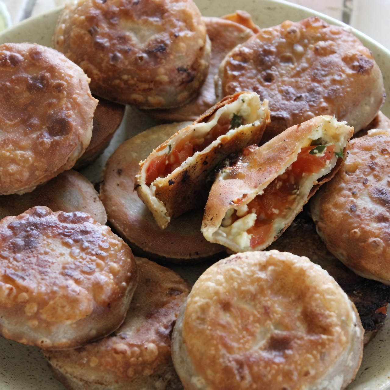 Пирожки с помидорами, творогом и козьим сыром