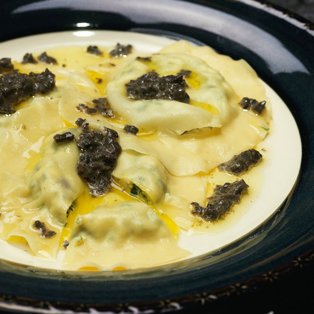 Равиоли с перепелиными яйцами и трюфельным маслом