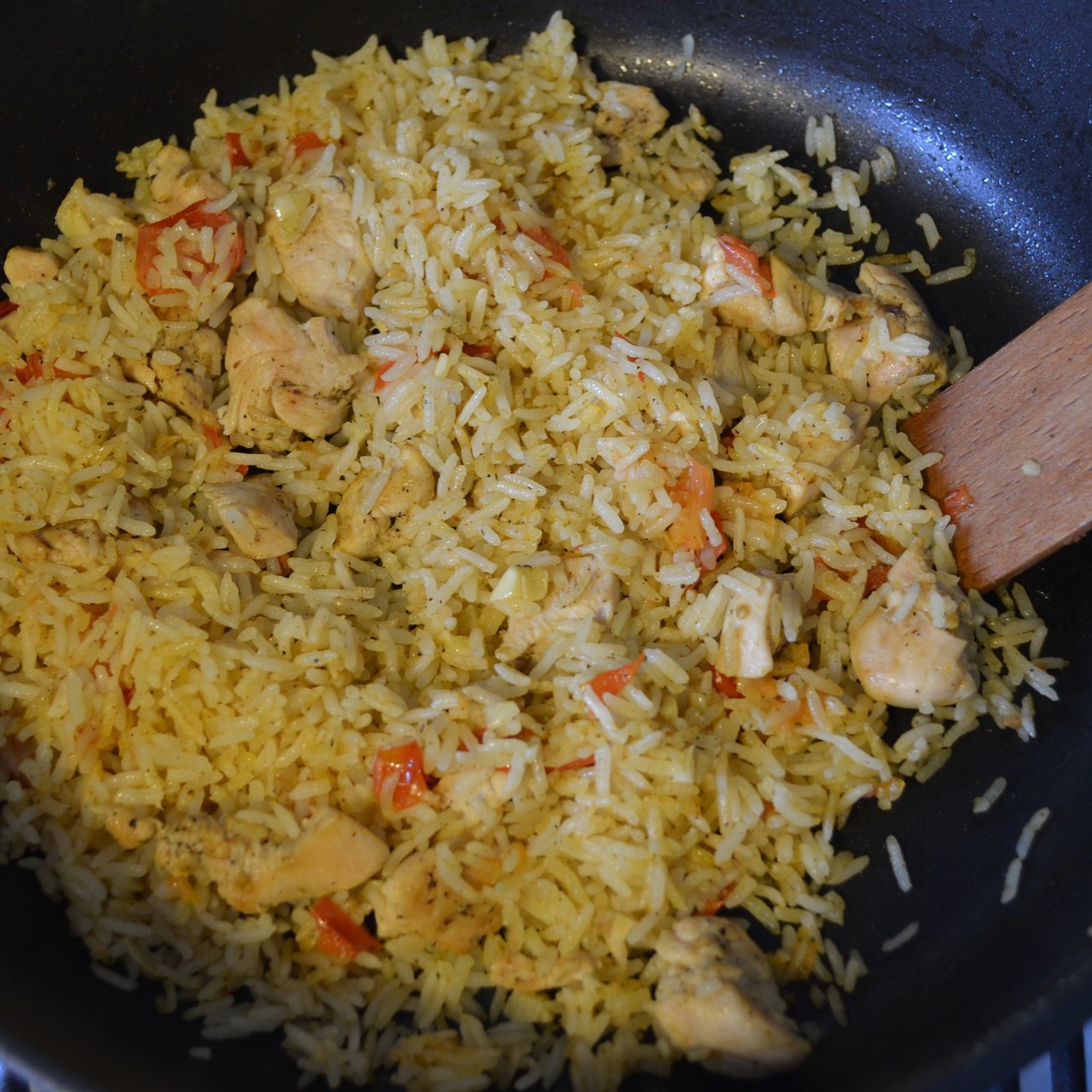 Рис с курицей и помидорами