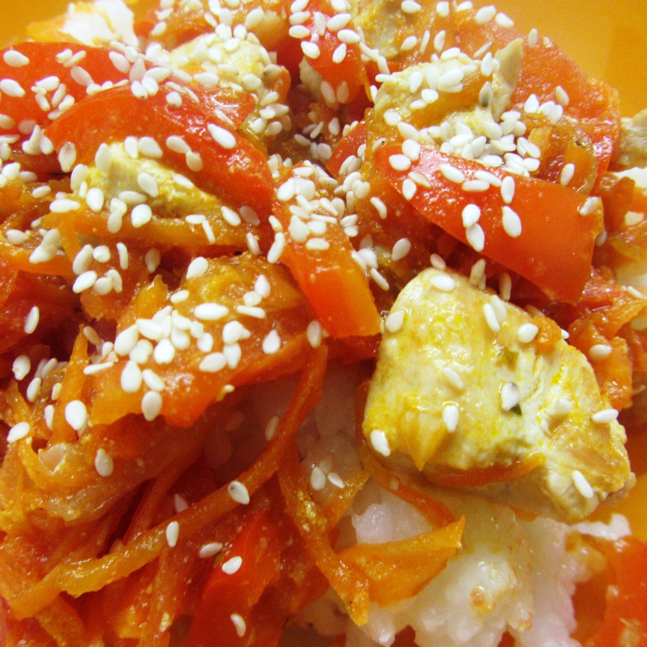 Рис с овощами и курицей в соевом соусе