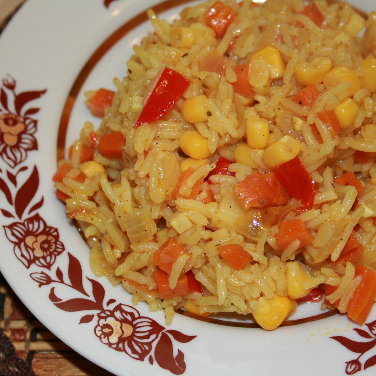 Рис с овощами и консервированной кукурузой