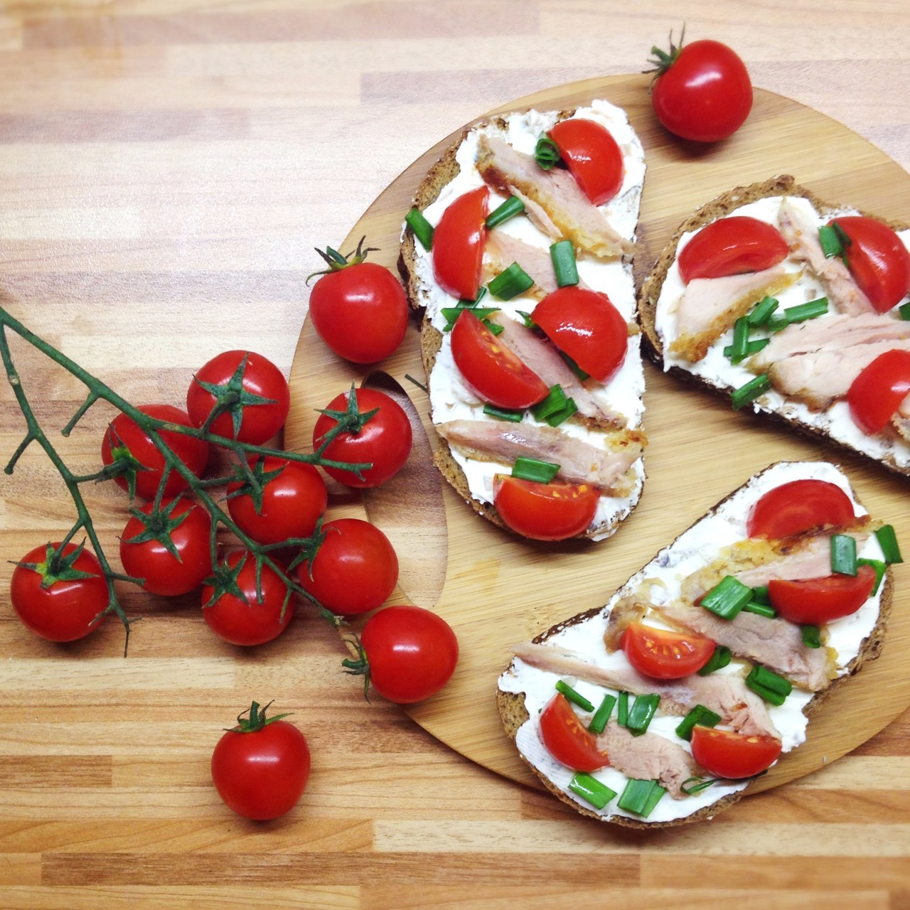 Ржанная брускетта с печенной в горчично-медовом соусе курицей
