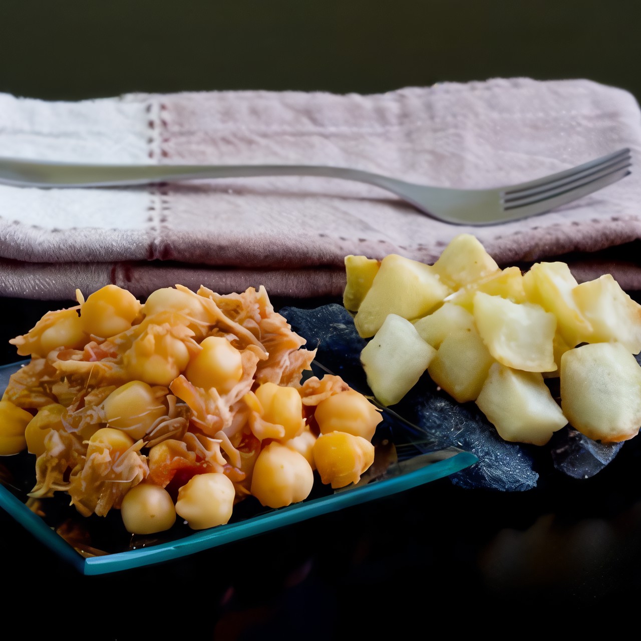 Салат из индейки с нутом, курагой и миндалем