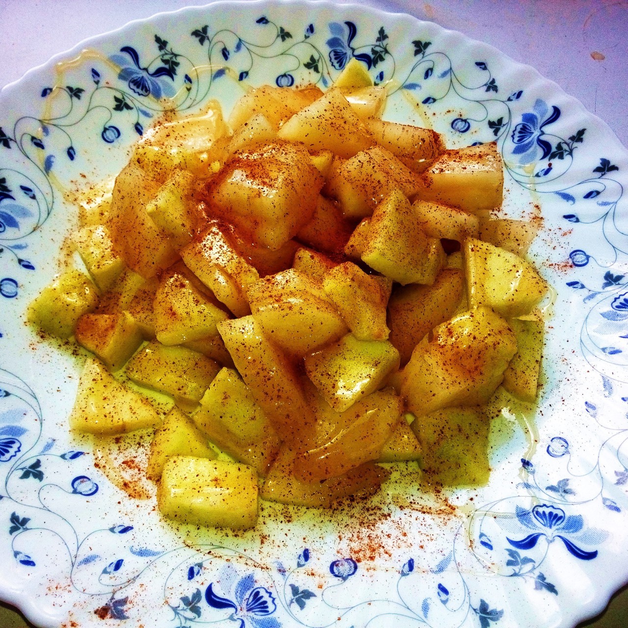 Салат из яблока, меда и корицы
