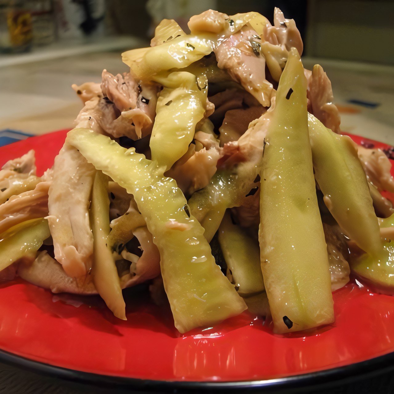 Салат из курицы с мятой и огурцом