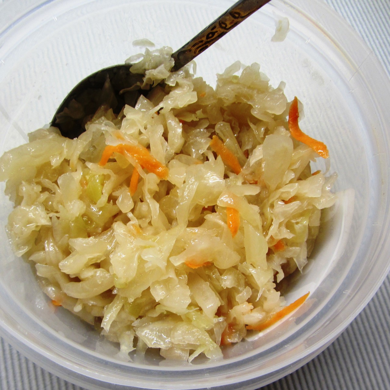 Салат из квашеной капусты
