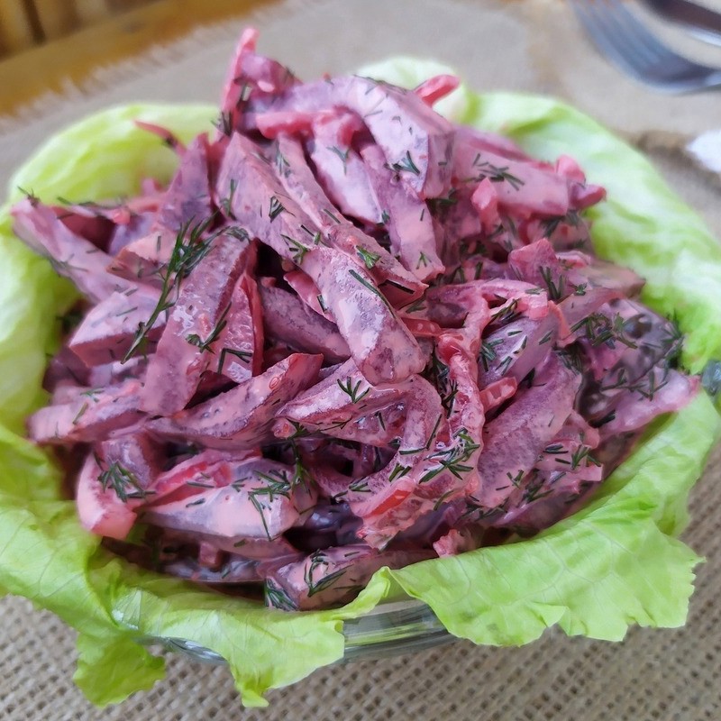 Салат из свеклы и маринованных огурчиков