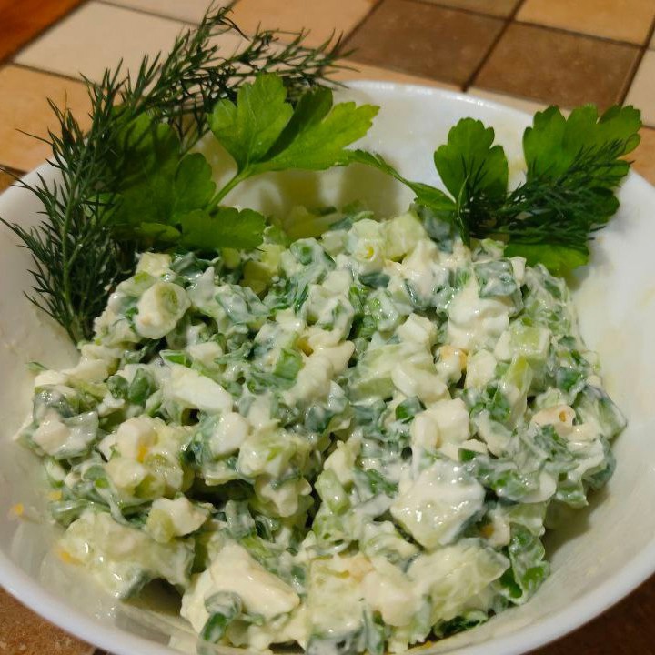 Салат из зеленого лука с огурцом, яйцом и сметаной