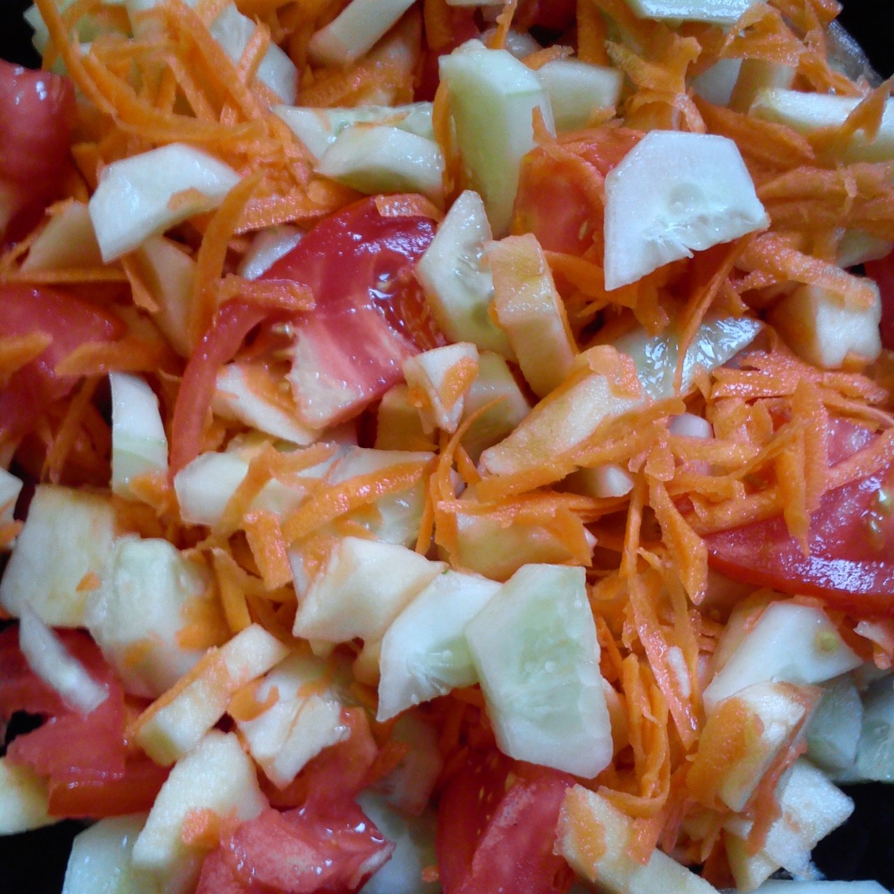 Салат овощной с яблоком