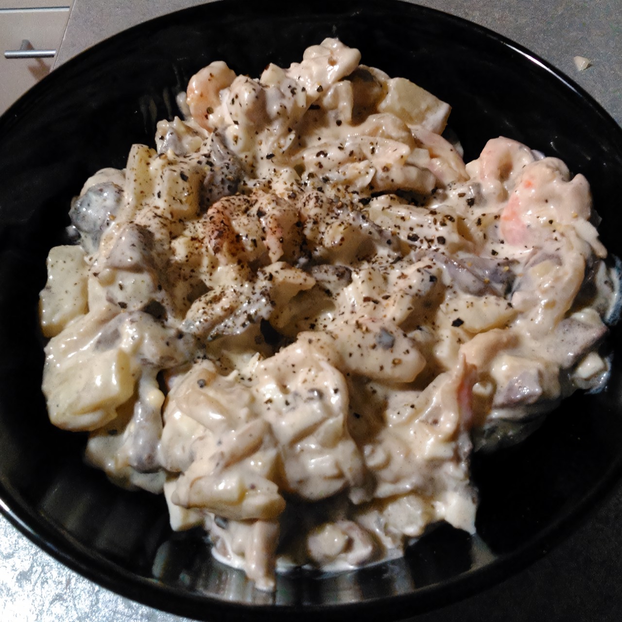 Салат с грибами, курицей и креветками
