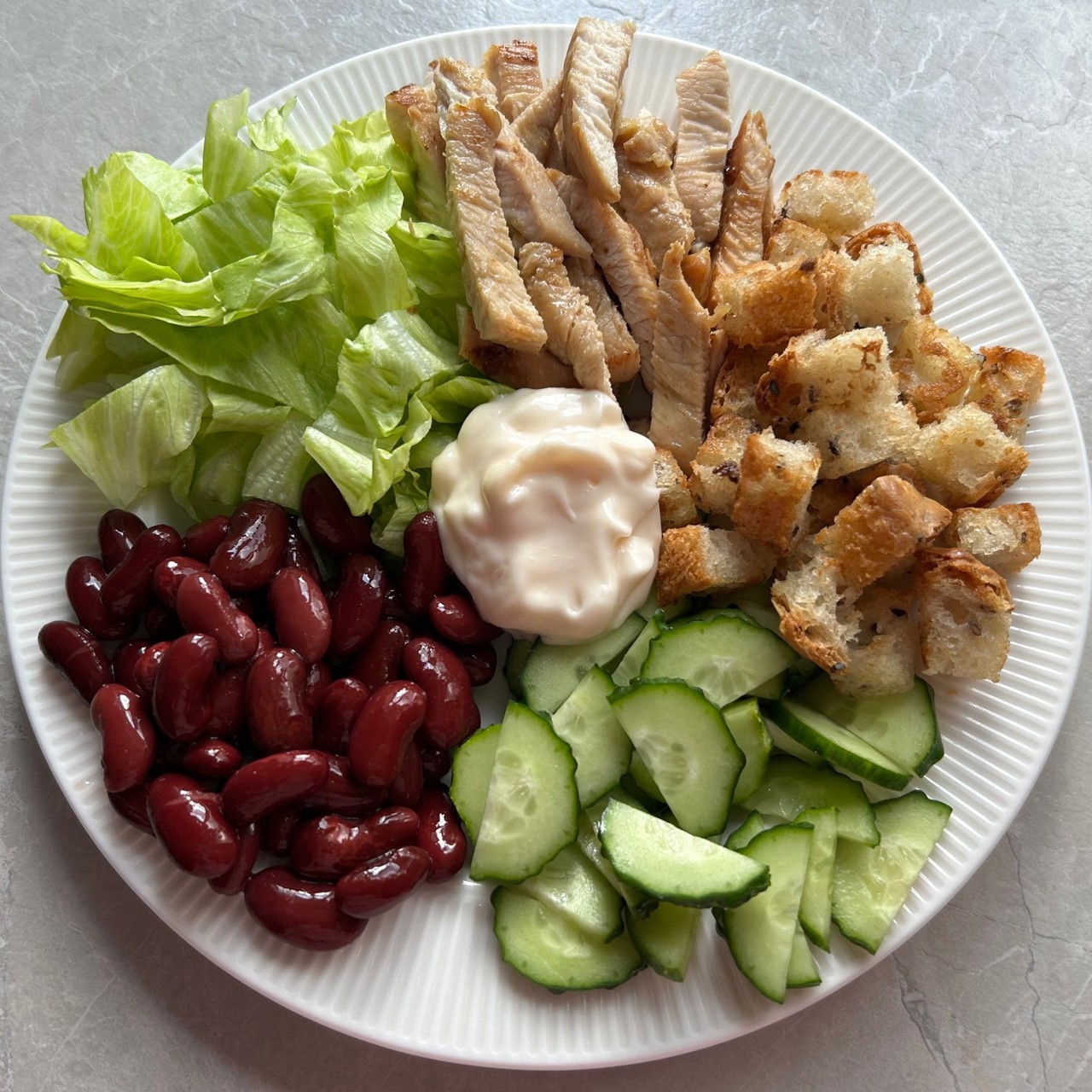 Салат с консервированной фасолью и индейкой