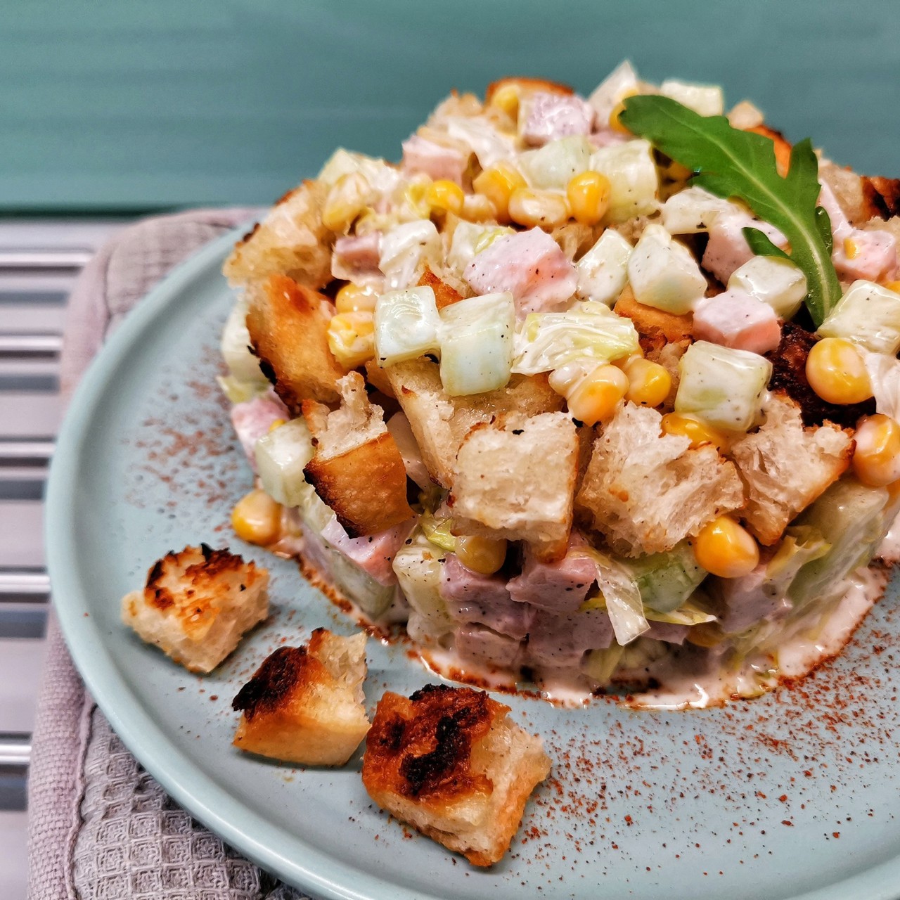 Салат с кукурузой и сухариками