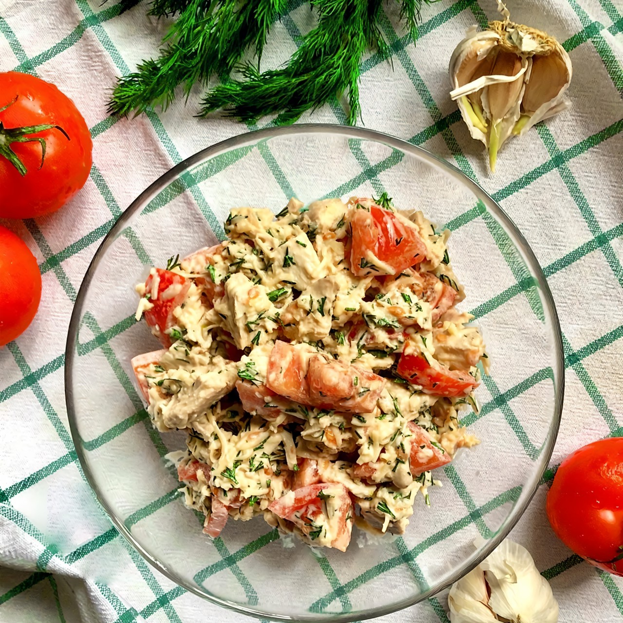 Салат с куриной грудкой и томатами