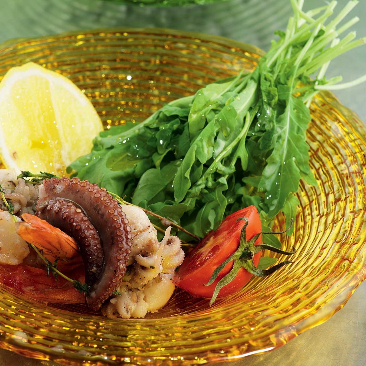 Салат с морепродуктами и рукколой