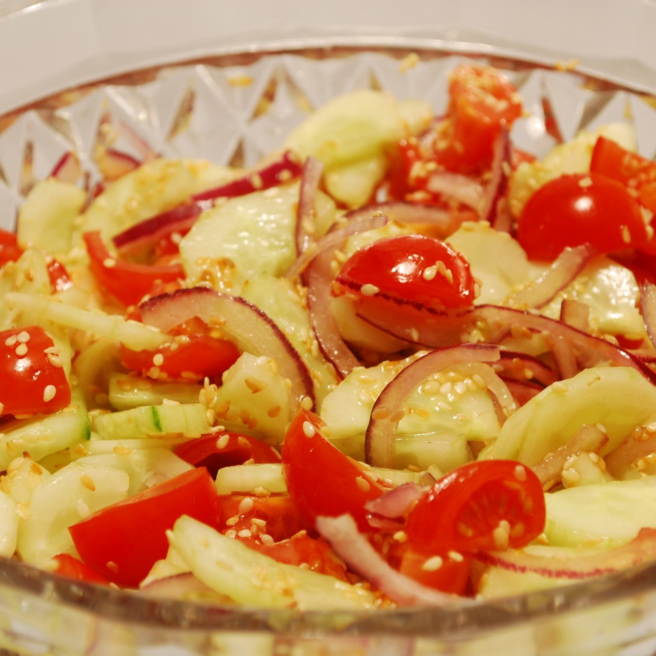 Салат с овощами и кунжутом
