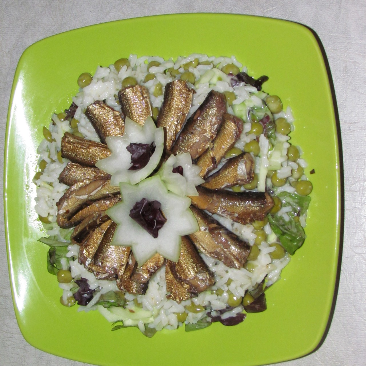 Салат с рисом и шпротами