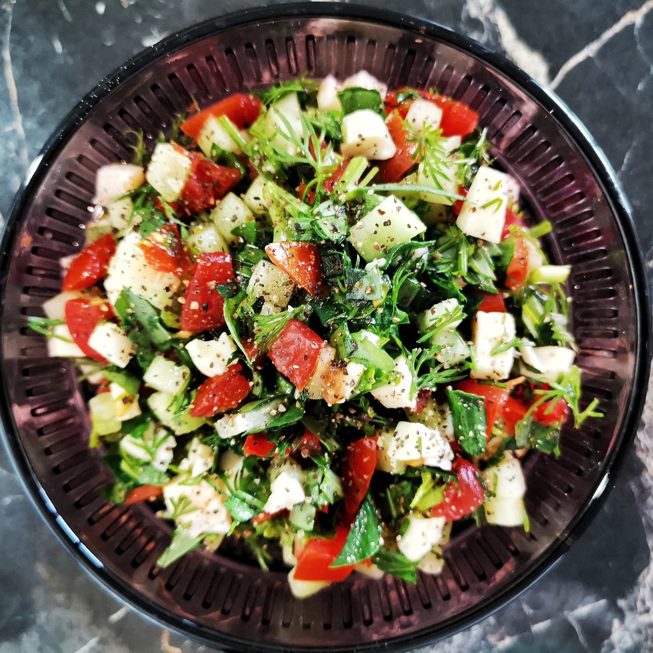 Салат с сыром сулугуни