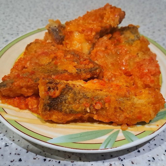 Щука на сковороде с острым и сладким перцем