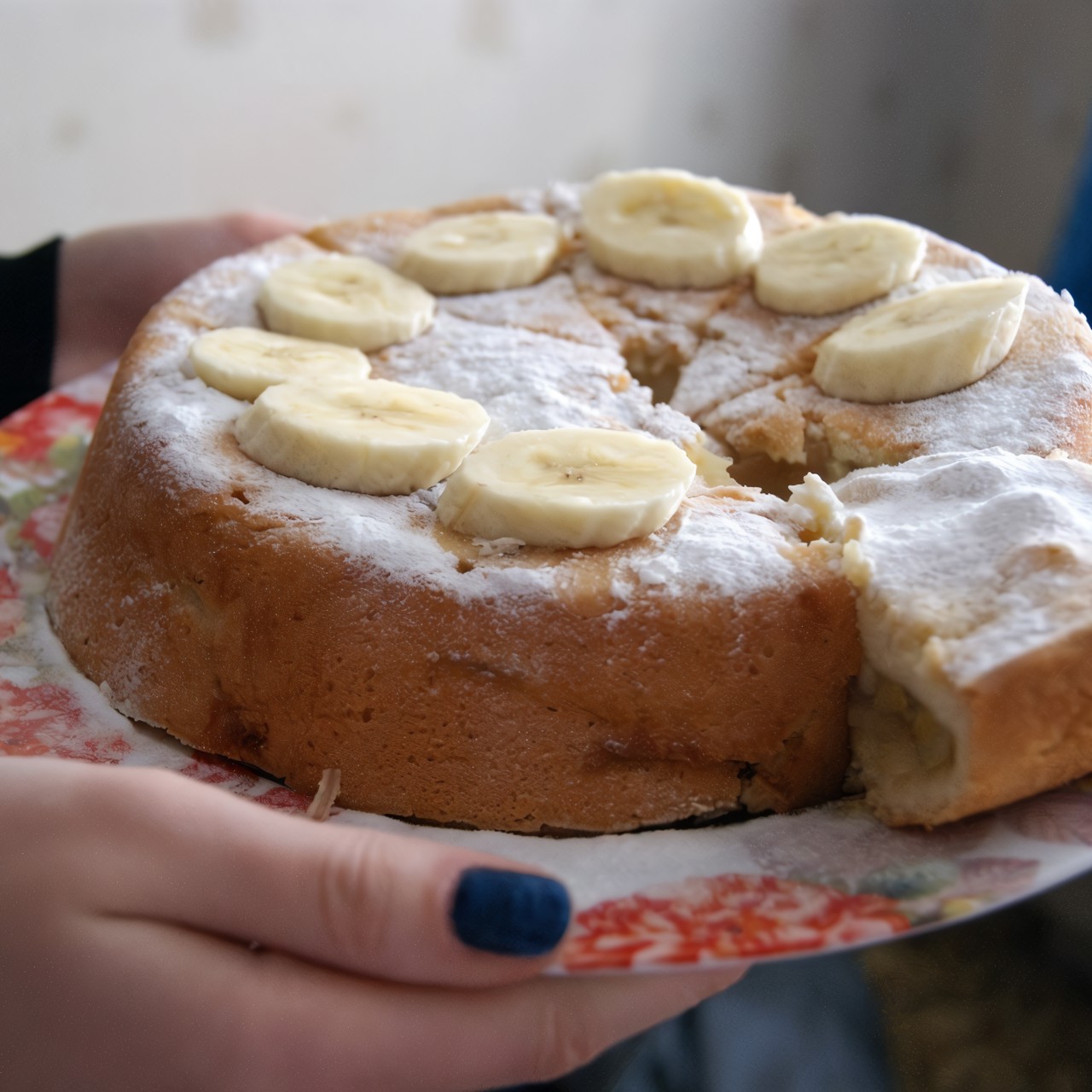 Шарлотка с бананами и вишней