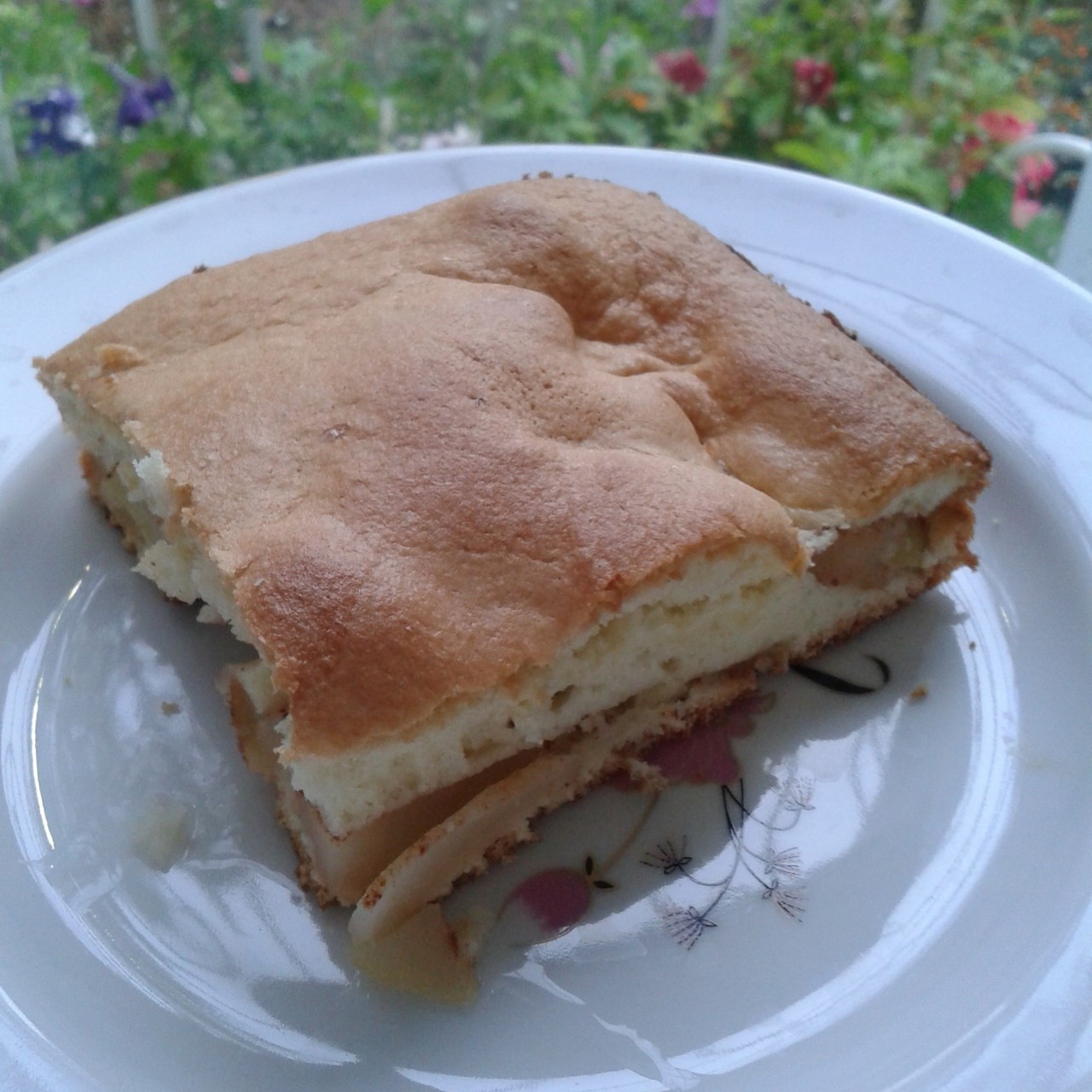Шарлотка с кислыми яблоками и корицей по-домашнему