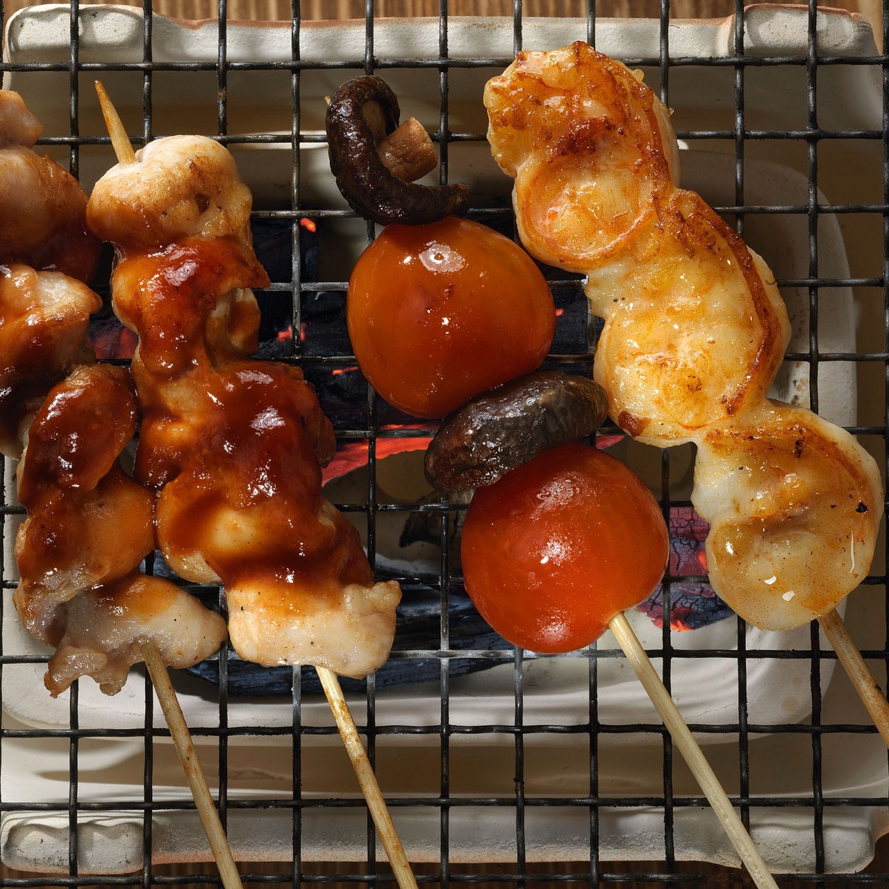 Шашлычки из курицы, креветок и овощей