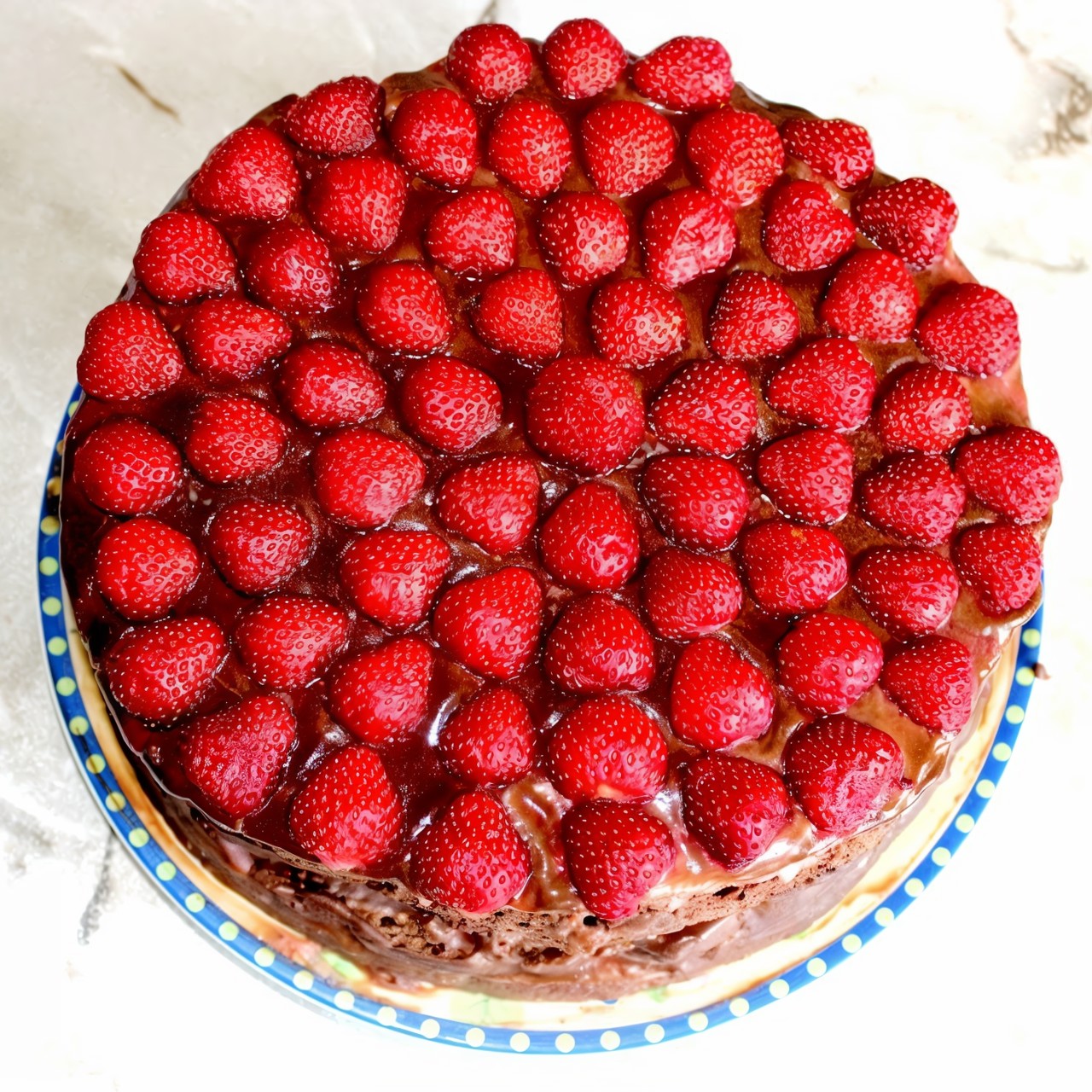Шоколадный торт с клубникой и кремом