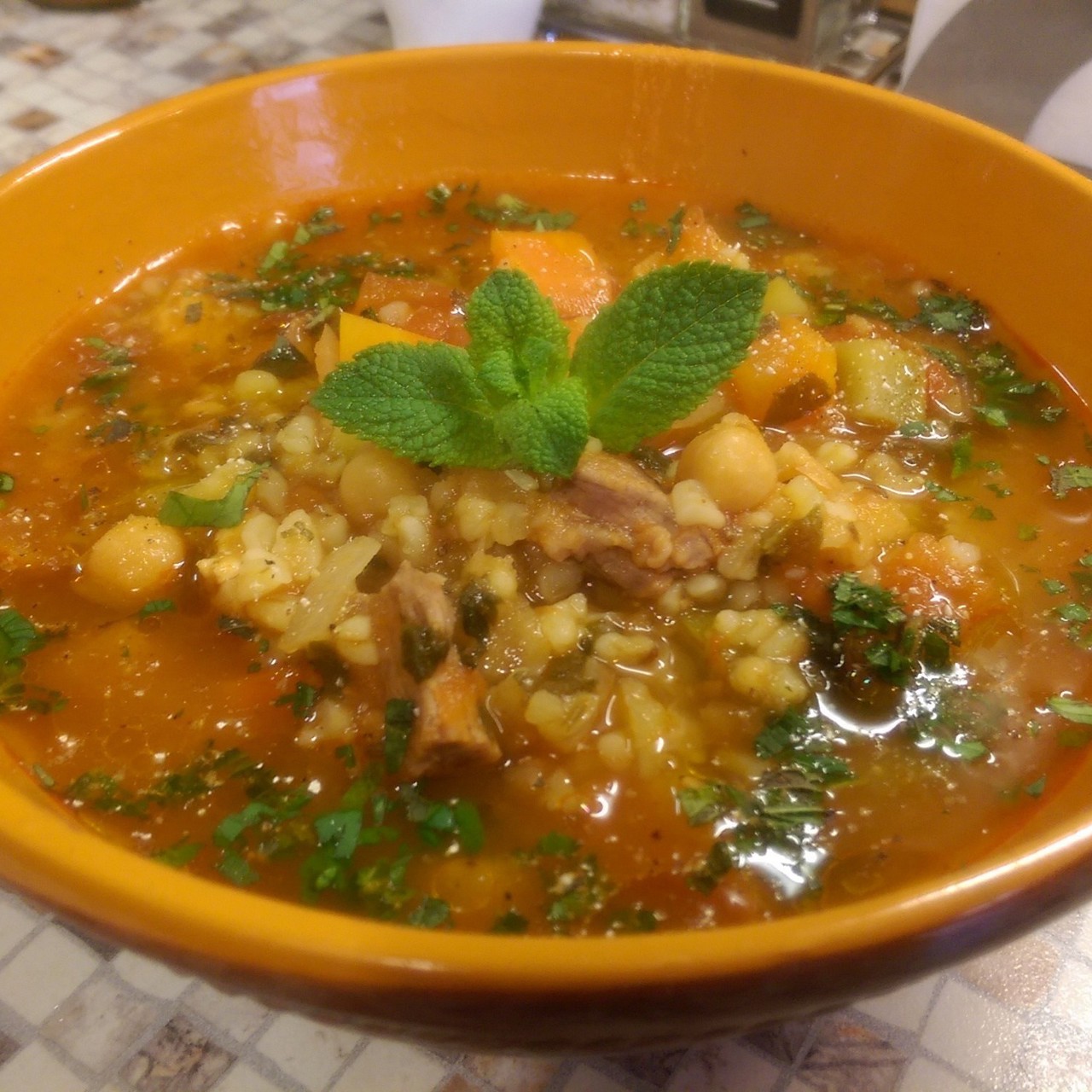 Шорба по-алжирски. Густая похлёбка с бараниной, курицей, нутом, овощами и специями