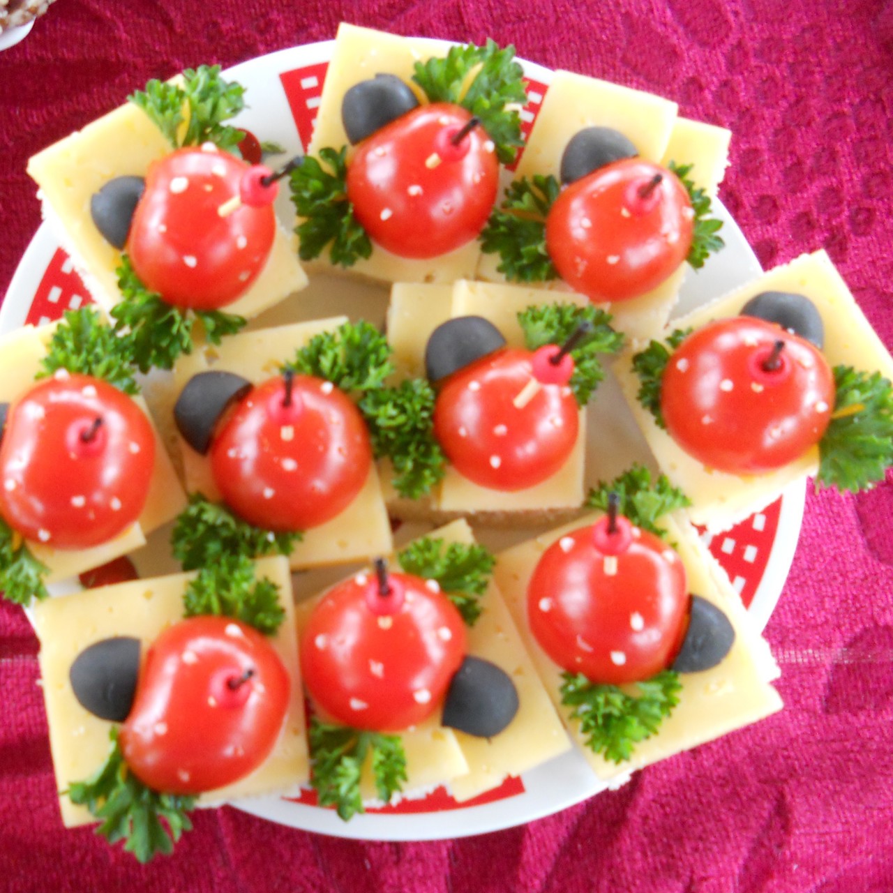 Сырное канапе с помидорами и оливками