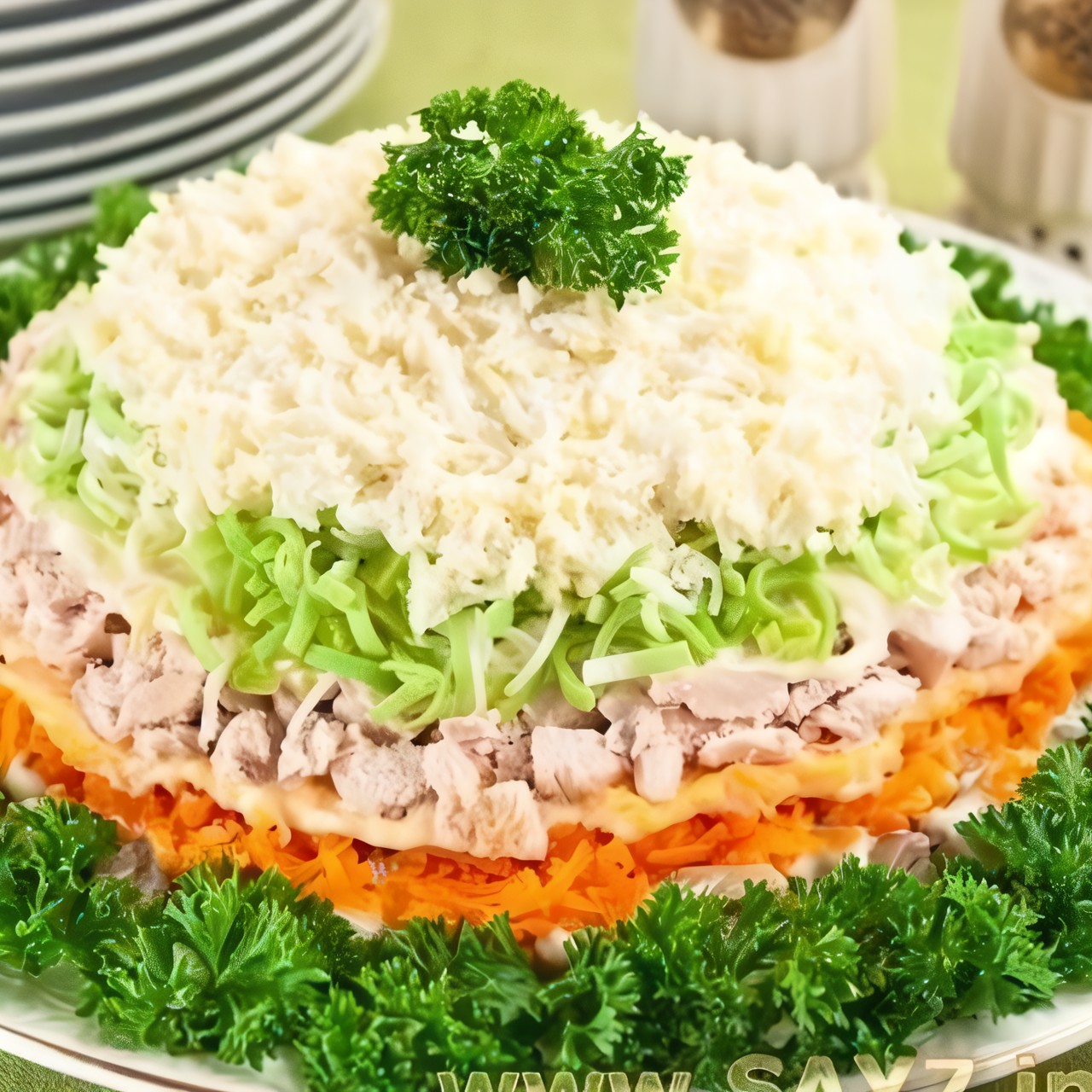 Слоеный куриный салат с шампиньонами и луком-пореем