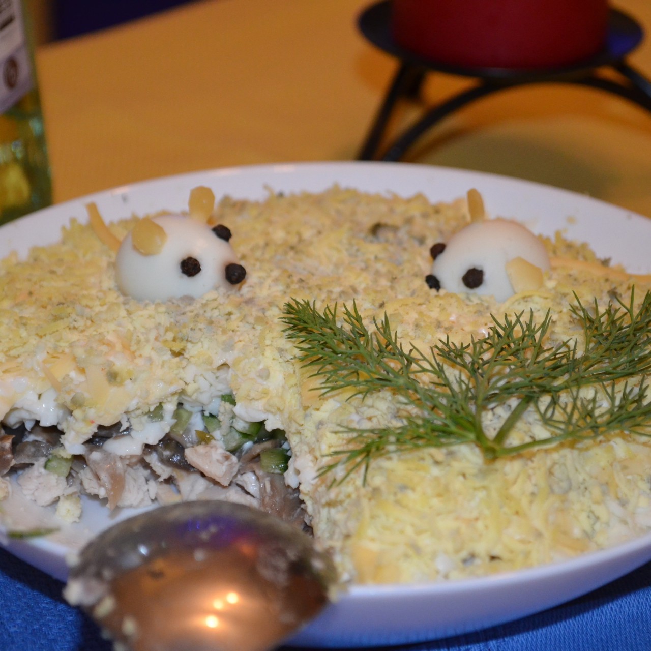 Слоеный салат с курицей и грибами