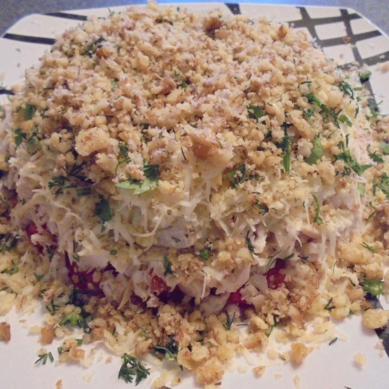 Слоеный салат с куриной грудкой и помидорами