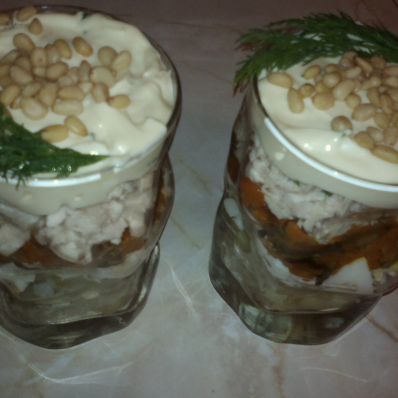 Слоеный салат с куриной грудкой, картофелем и грибами