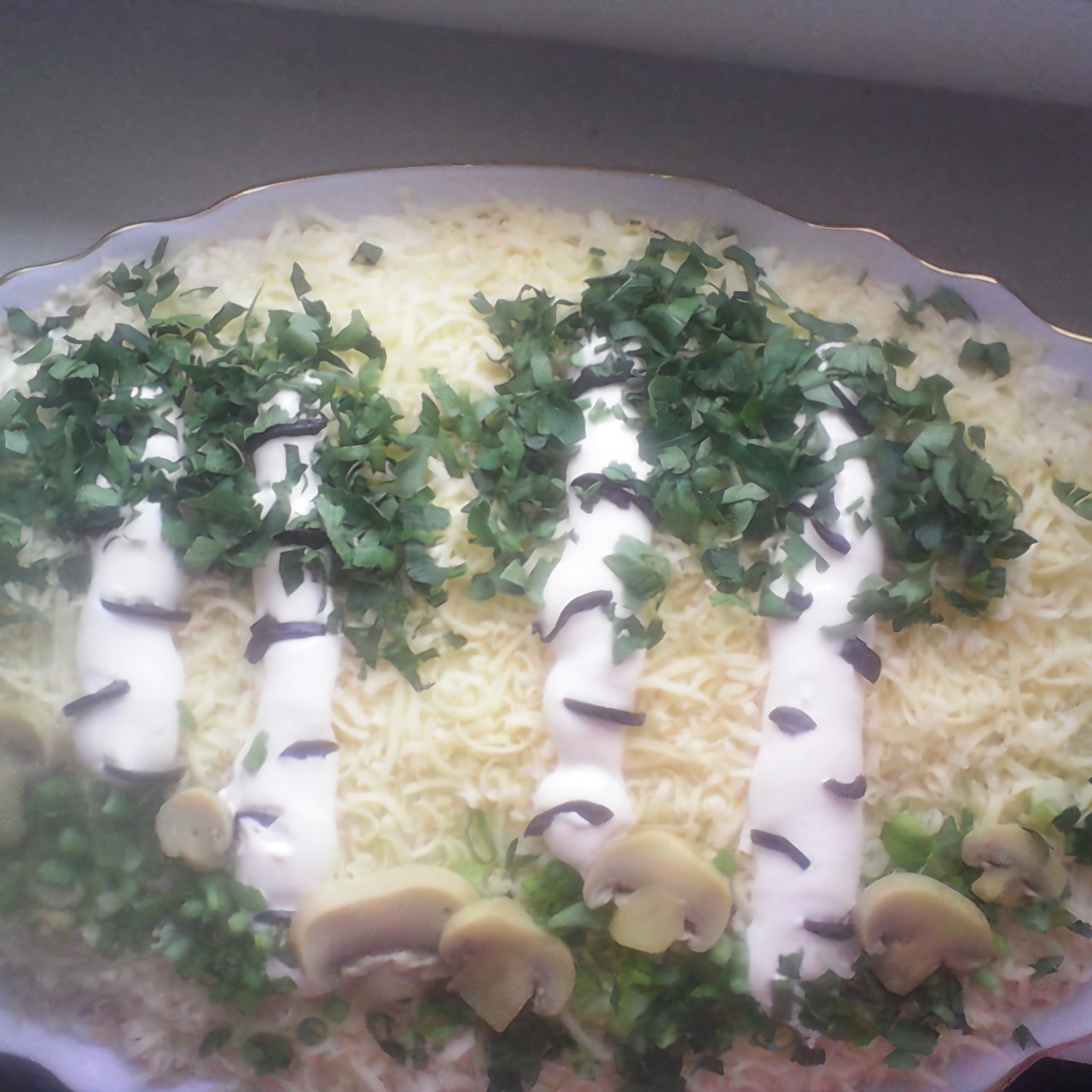 Слоеный салат со шпротами и сыром