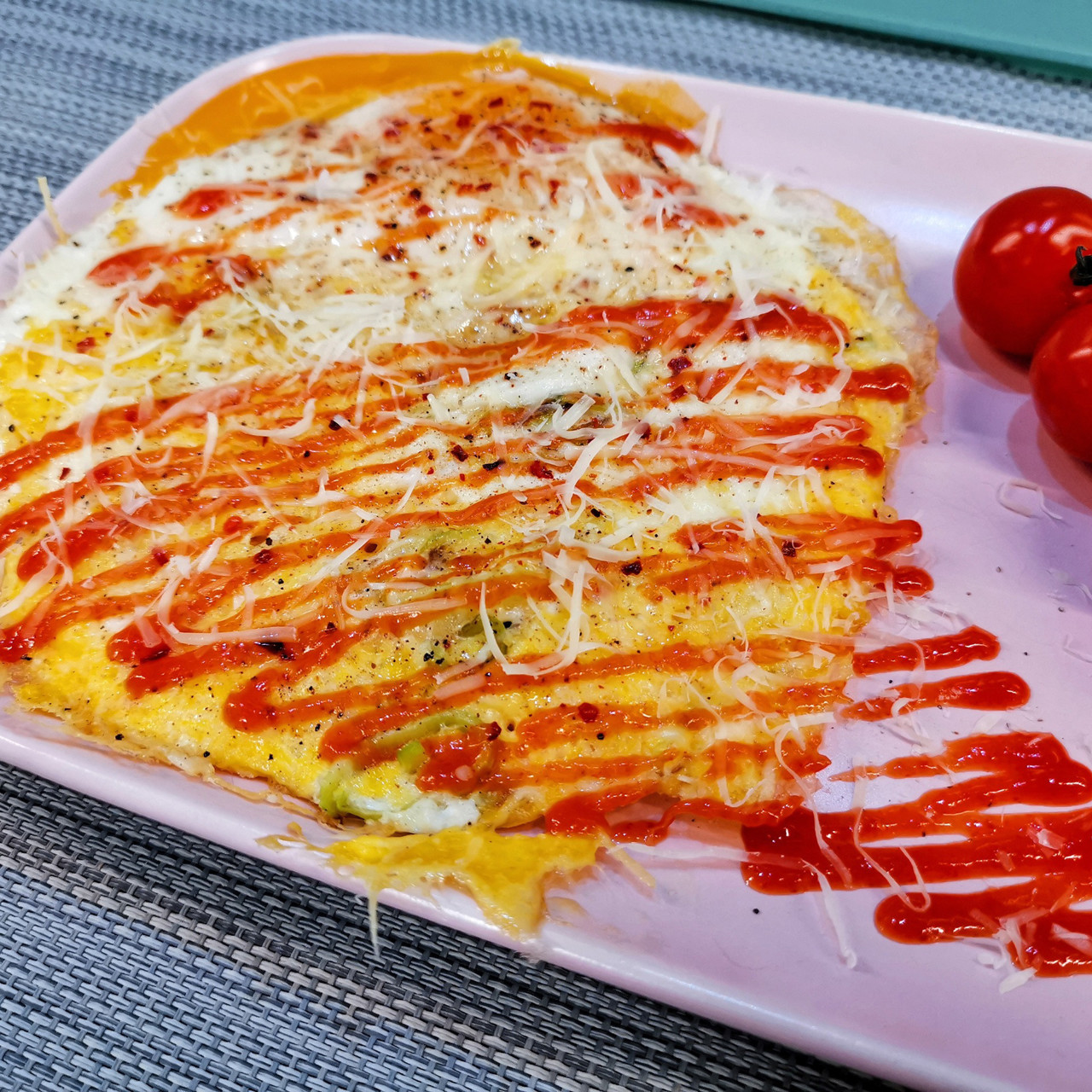 Сочная луковая яичница с сыром