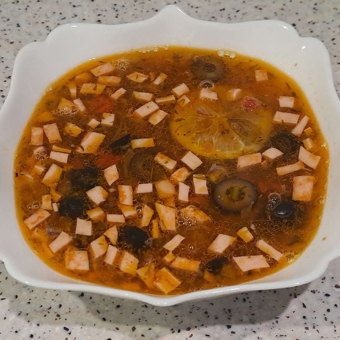 Солянка с говядиной и колбасой
