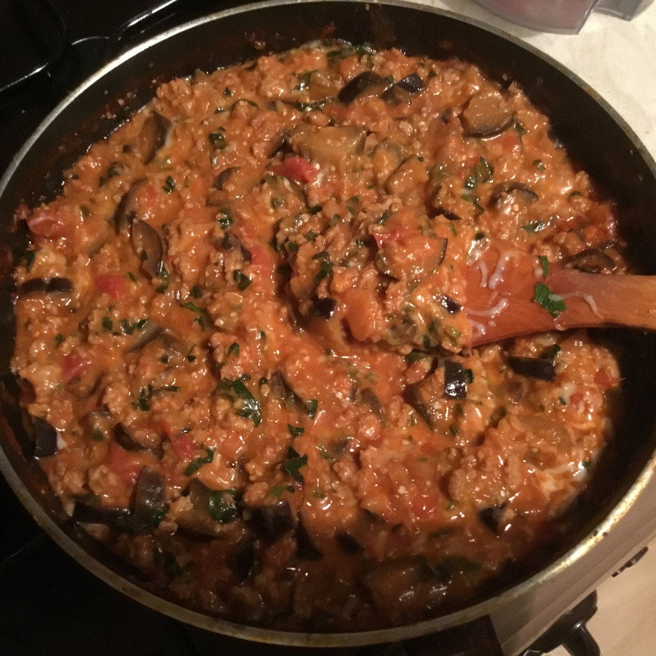 Соте из баклажанов с курицей и сулугуни