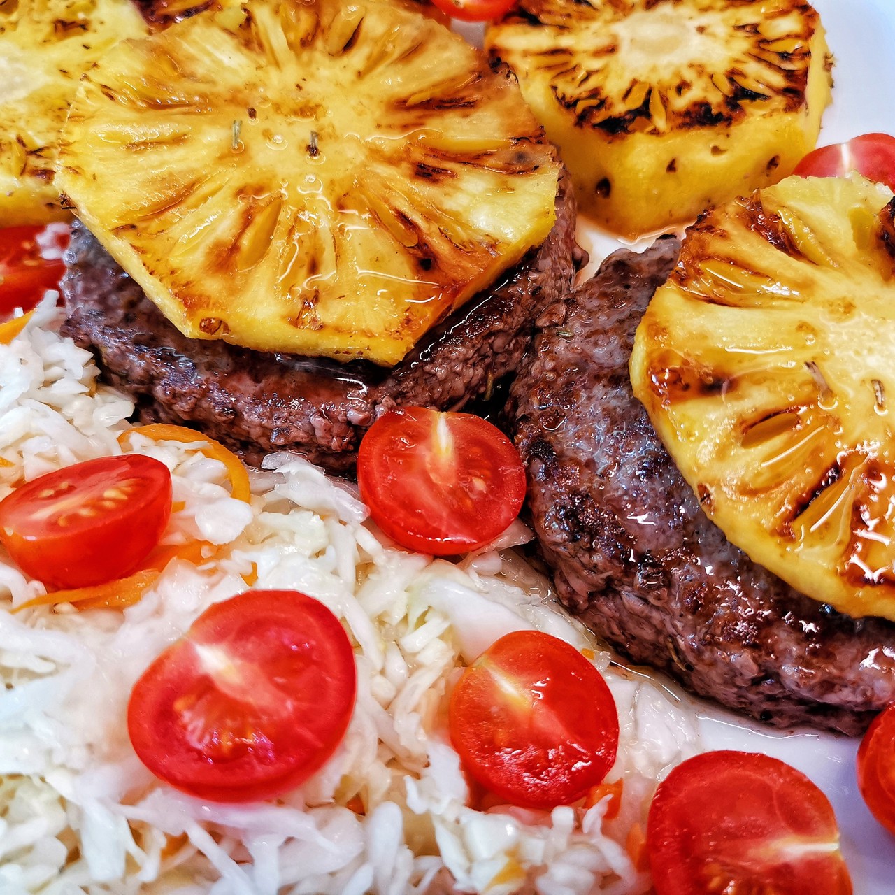 Стейкбургер с ананасом и гарниром из квашеной капусты