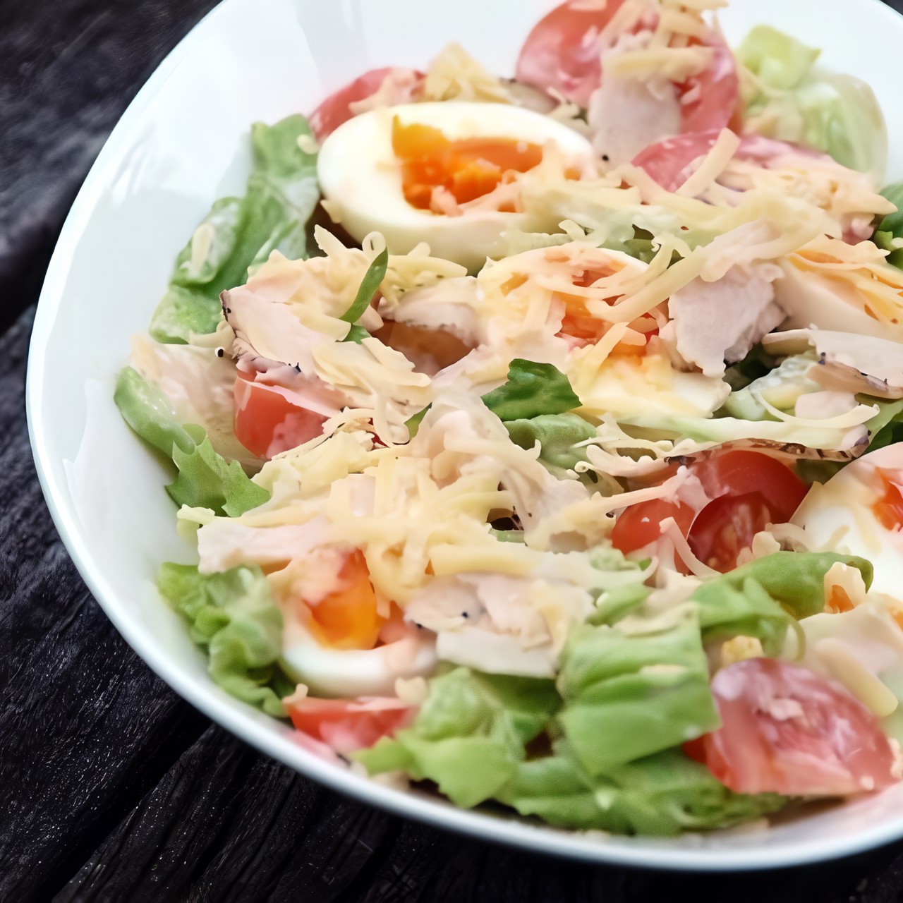 Свежий салат с курицей и яйцами