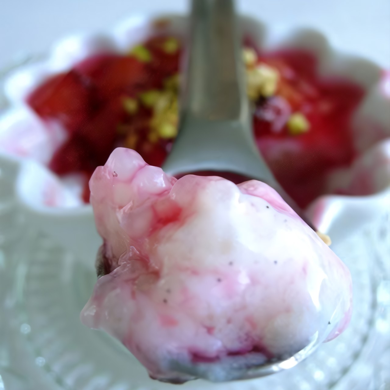 Тапиока со сливовым соусом и фисташками