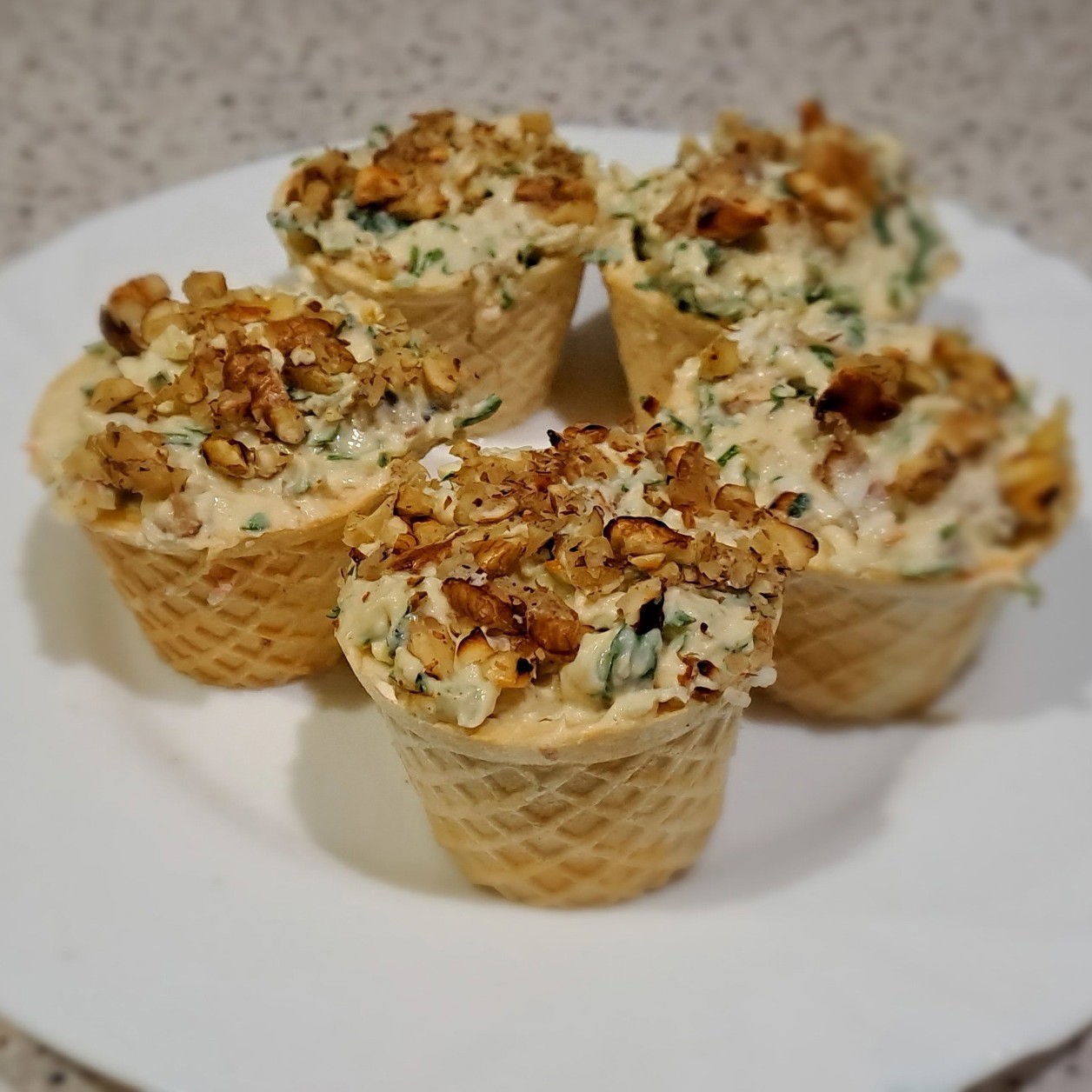 Тарталетки с плавленым сыром и грецкими орехами