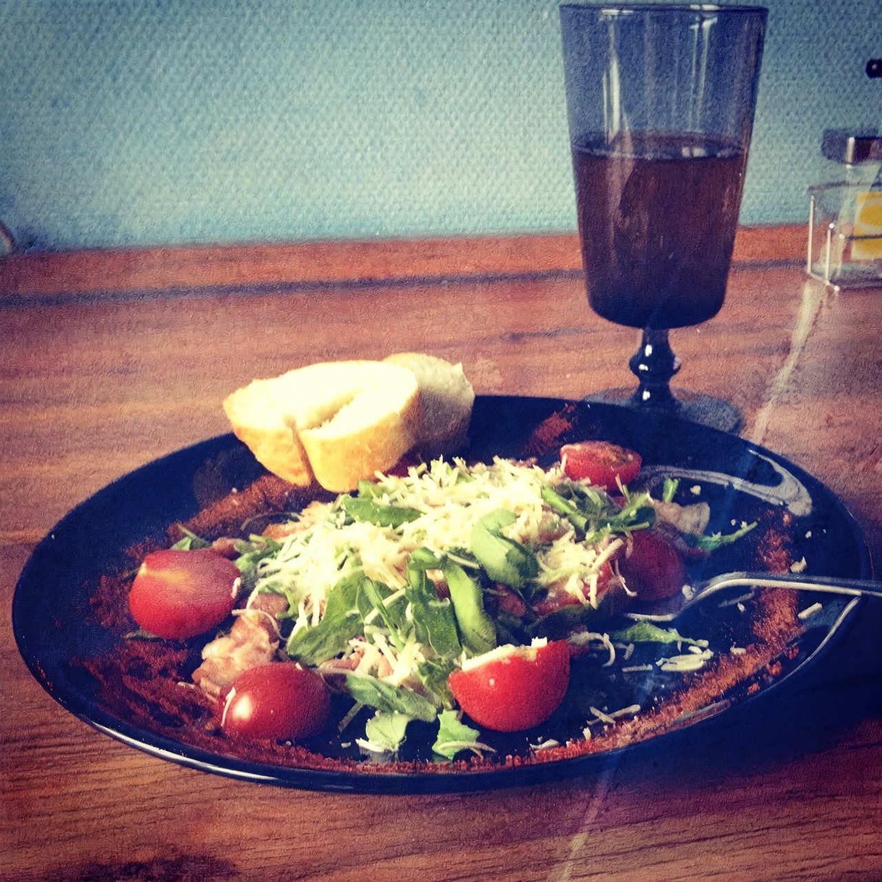 Теплый салат с беконом и рукколой