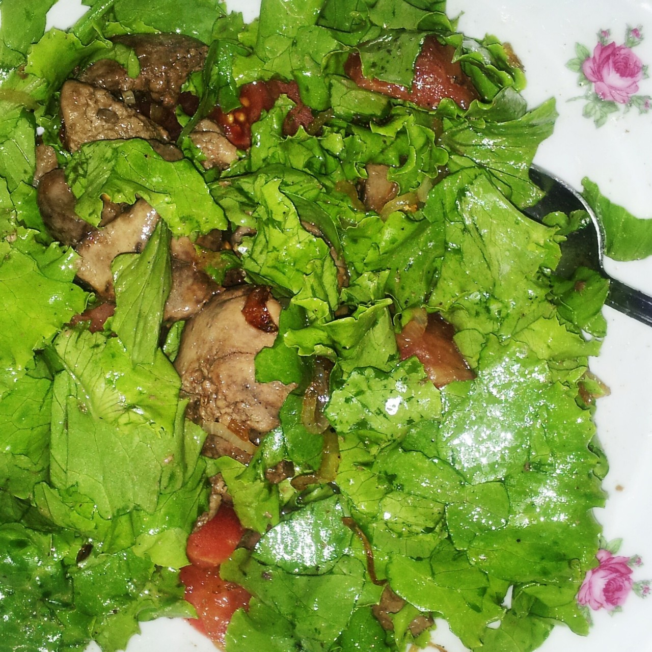 Теплый салат с печенью и карамелизированным луком